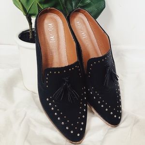 // chic leather mules //